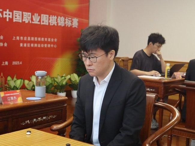 陆迟墨幽冷的声音暗含怒火，硬生生截断了她的话，你是不是觉得我现在还不够生气？黎漾抿着唇，声音低而软，我不是想惹你，你知道的，我也没有那个胆子，可子琪姐是为了我受伤的……黎漾见陆迟墨没有反应，大起胆子拉着他的衣袖轻轻摇动，我拜托你了，看着子琪姐出来，我就走，好不好……陆迟墨的眉头紧紧皱成一团，仿佛可以夹死一只苍蝇，。